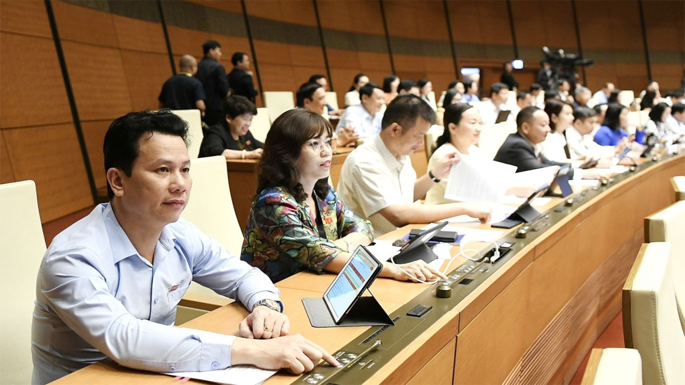 Bộ trưởng Tài nguyên và Môi trường Đặng Quốc Khánh (bìa trái) bấm nút thông qua luật sáng 27/11.